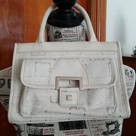Liz Claiborne Handbags - Liz Claiborne small cream purae
